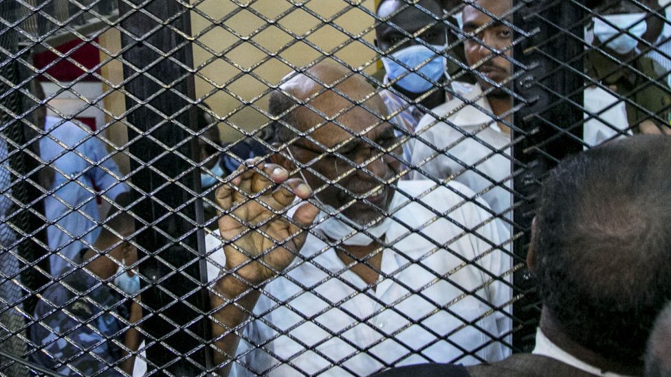 مثل الرئيس السوداني المخلوع عمر البشير، يوم الثلاثاء، أمام المحكمة في بدء محاكمته بشأن علاقته بانقلاب 1989.