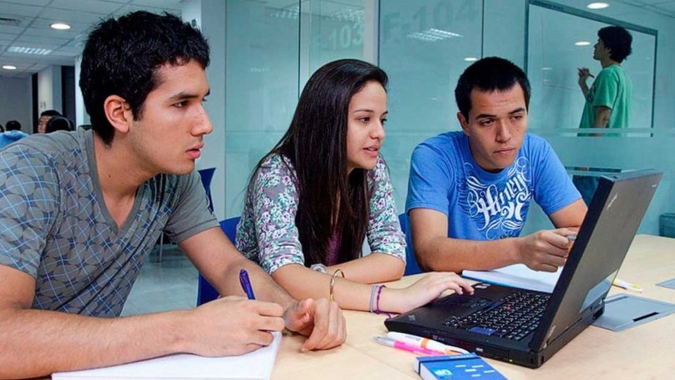 Universitarios peruanos
