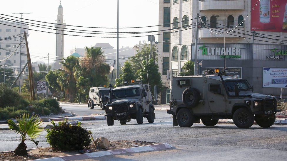 آليات عسكرية إسرائيلية تمر عبر مدينة جنين بالضفة الغربية المحتلة في 3 يوليو 2023