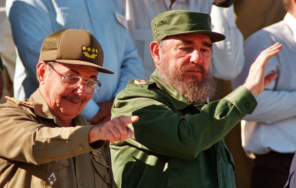 Fidel Castro y su hermano durante un desfile militar el 2 de diciembre de 1996 en La Habana, Cuba.