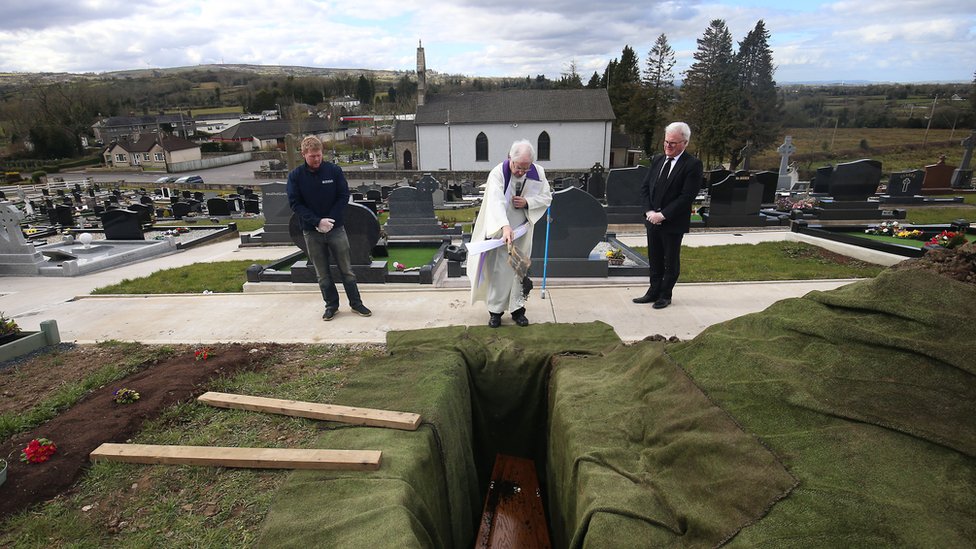 Энн Бест была похоронена без церковной церемонии после смерти от Covid-19