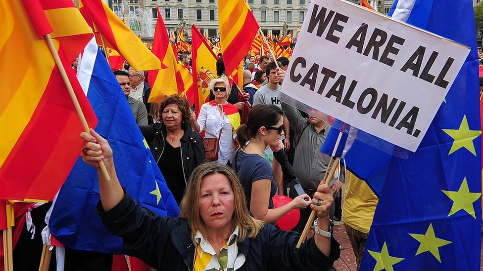 Ningún país apoyó directamente la consulta, excepto Venezuela, aunque algunos medios en el extranjero han instado al gobierno de Rajoy a negociar con los independentistas. "Todos somos Cataluña", dice un cartel en una protesta independentista.