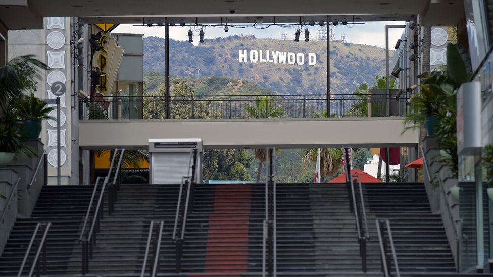 Торговый центр Hollywood and Highland со знаком Голливуда на заднем плане