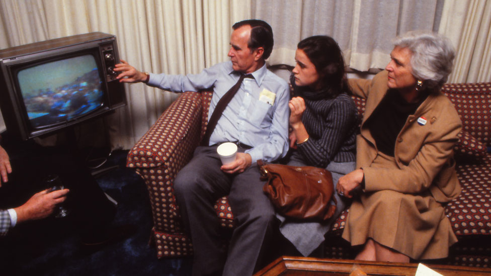 La familia Bush mira la televisión