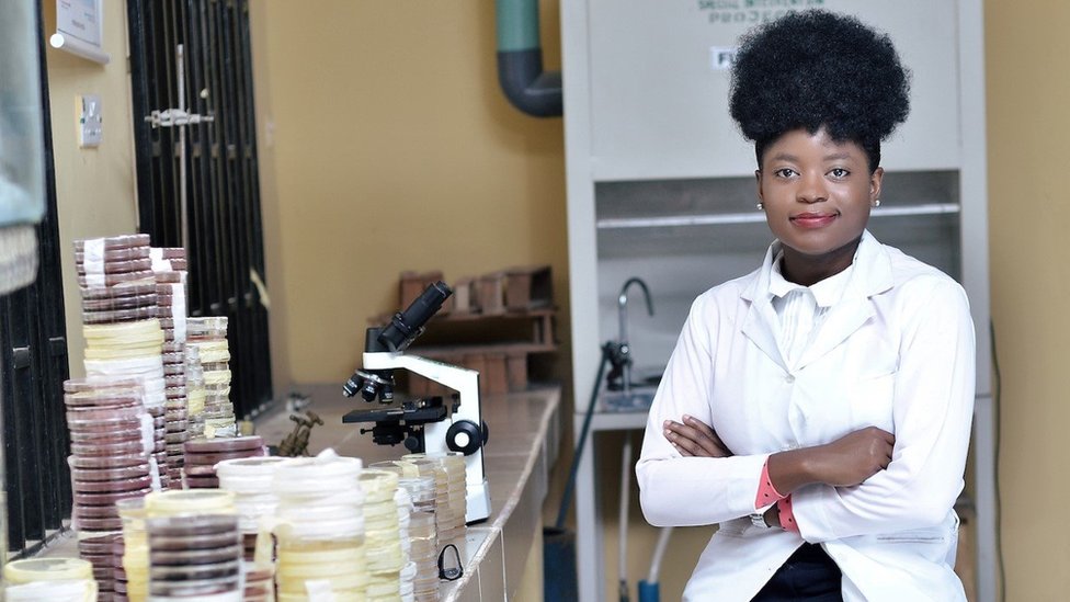 Adenike Akinsemolu em laboratório