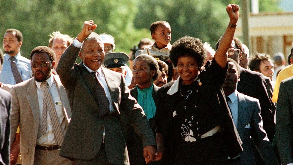 Лидер АНК Нельсон Мандела и жена Винни поднимают кулаки после его освобождения из тюрьмы Виктора Верстера, 11 февраля 1990 года в Паарле