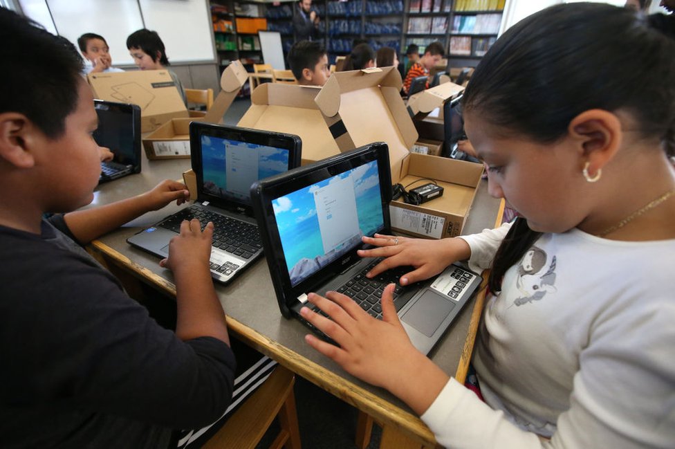 Ученики в Калифорнии открывают новые портативные компьютеры Chromebook