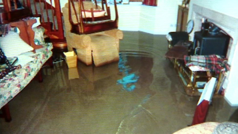 Дом, затопленный после прорыва водопровода в Ноттингемшире