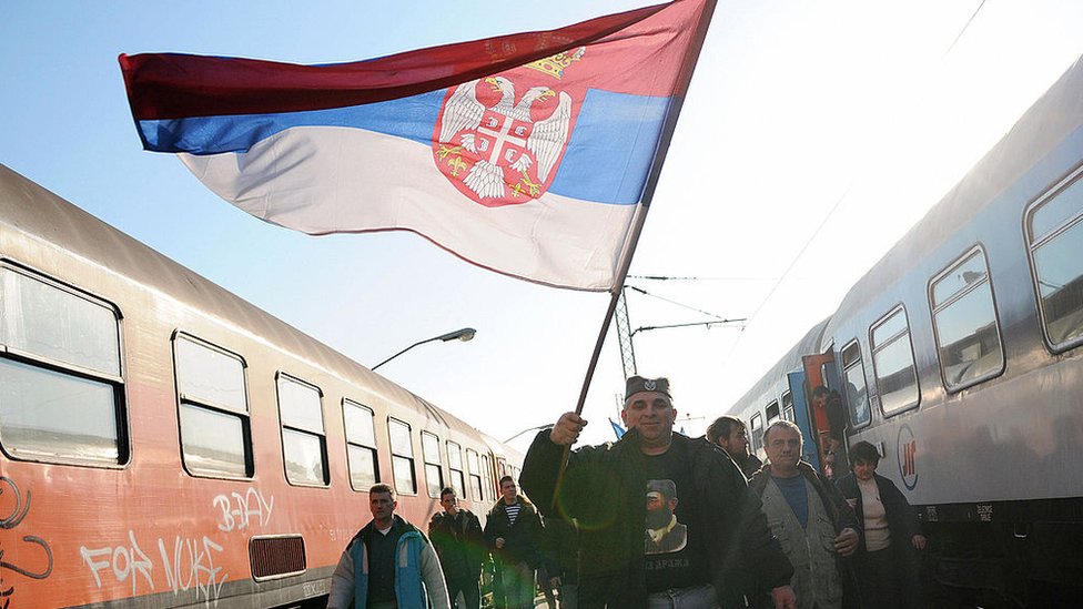 Serbia, país que fue parte de Yugoslavia, aspira a entrar en la Unión Europea. Hombre con bandera de Serbia.