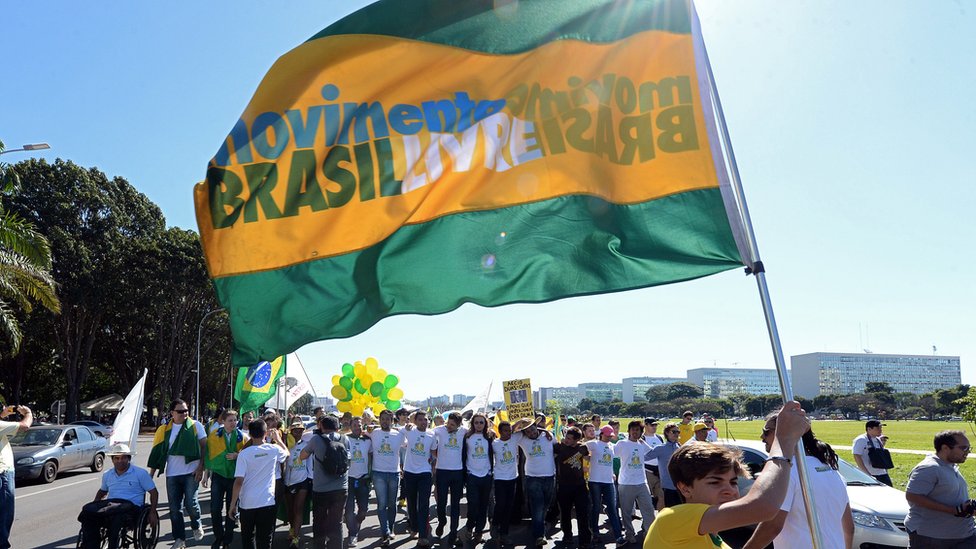 Активисты Движения за свободную Бразилию (MBL) принимают участие в Марше за свободу по требованию импичмента президента Дилмы Руссефф в Бразилиа, Бразилия, 27 мая 2015 года.