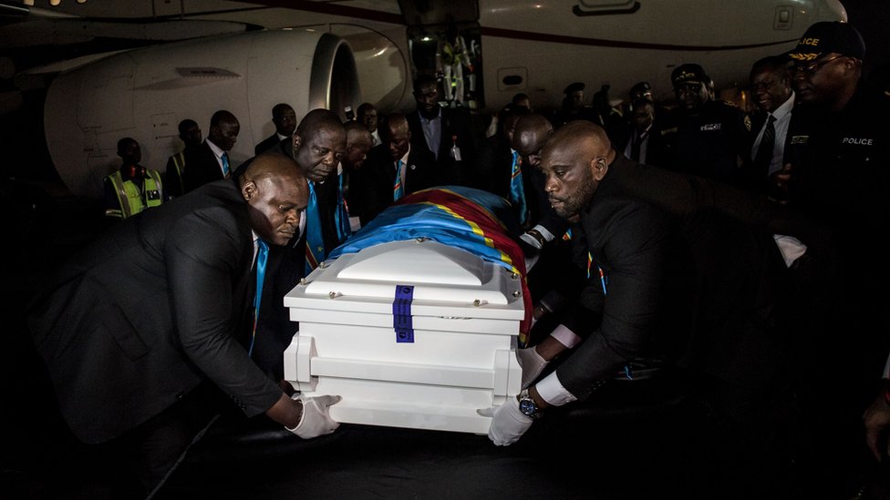Гроб с останками бывшего премьер-министра Конго и лидера оппозиции Этьена Тшисекеди выгружают из самолета
