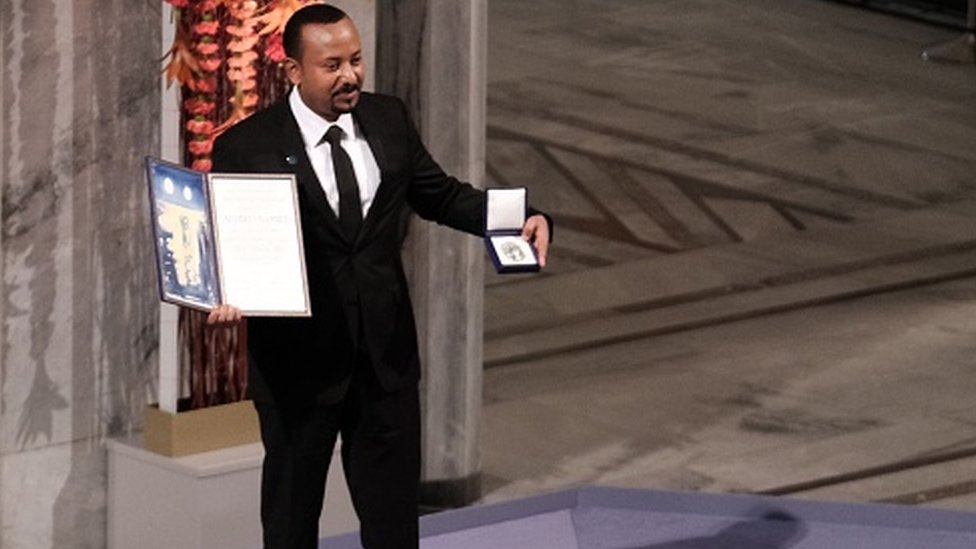 Perdana Menteri Ethiopia Abiy Ahmed Ali berpose setelah menerima Nobel Perdamaian