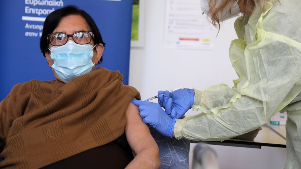 Panayiota Loizou recibe la primera dosis de la vacuna contra la covid-19 en Nicosia.