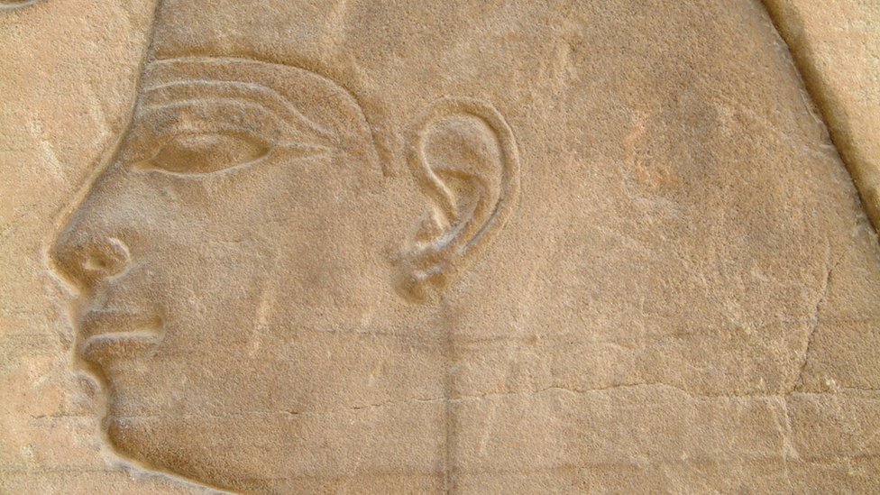 نقش لامرأة فرعونية