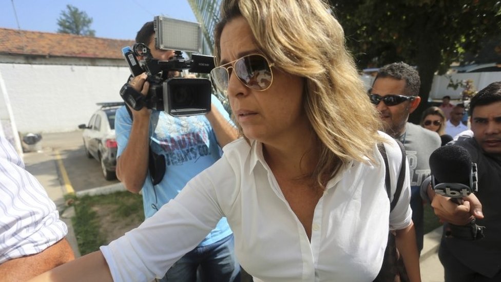 Франсуаза Амиридис, жена покойного посла Кириакоса Амиридиса, прибывает в полицейский участок в Белфорд-Роксо, недалеко от Рио