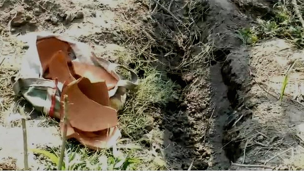 Разбитый горшок, в котором был похоронен ребенок