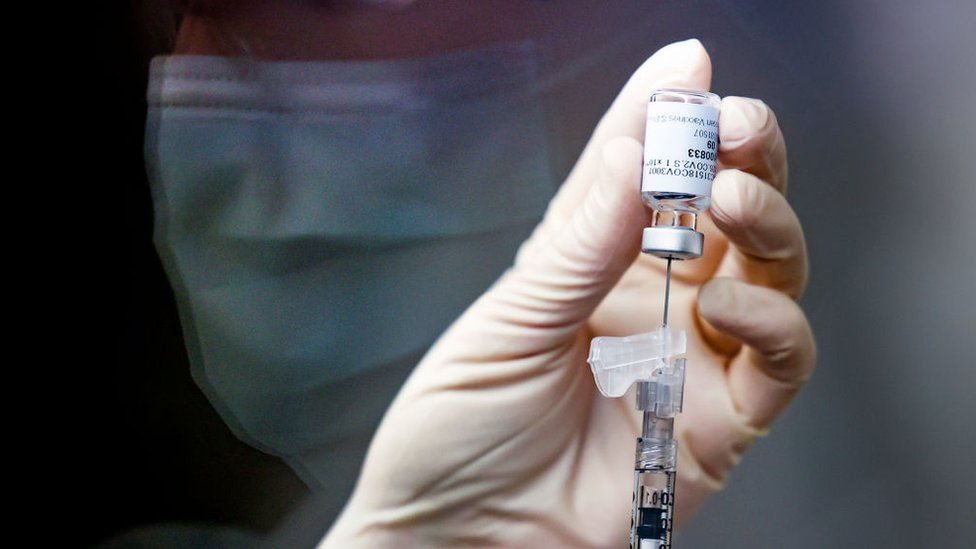 الولايات المتحدة هي أول بلد يعتمد لقاح جونسون آند جونسون