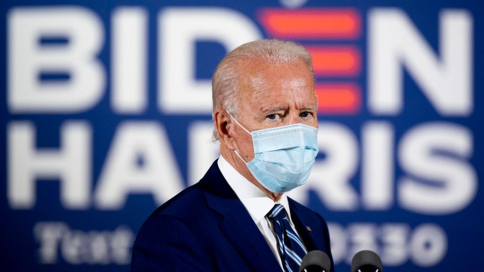Joe Biden con mascarilla, haciendo campaña en Floria