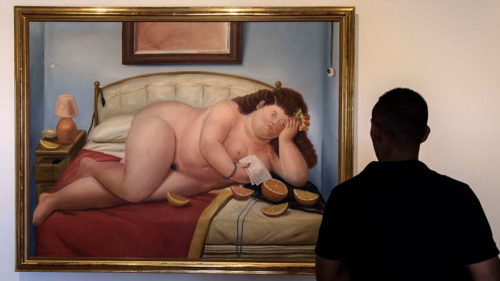 Un visitante observa una pintura del pintor colombiano Fernando Botero