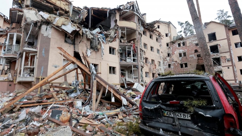 Edificio residencial destruido por los bombardeos en la localidad de Irpin, en la región de Kiev.