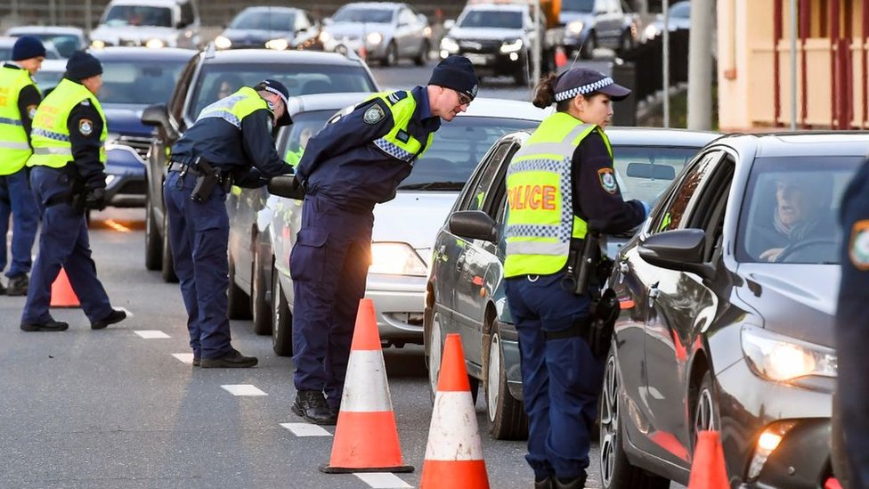 Полиция в приграничном городе Олбери в Новом Южном Уэльсе (NSW) проверяет автомобили, пересекающие государственную границу из Виктории 8 июля 2020 г.