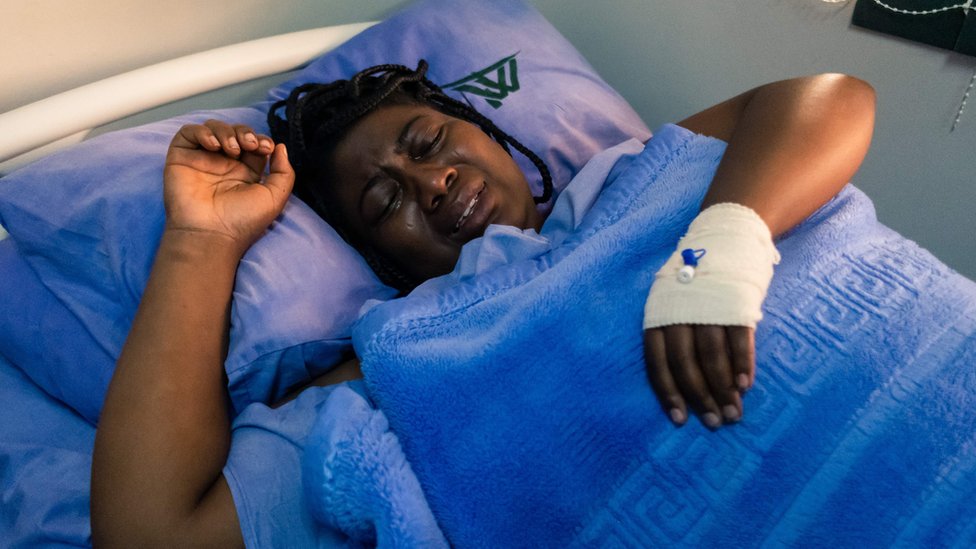 Хоана Мамомбе, член парламента Альянса Движения за демократические перемены (MDC), лежит на больничной койке в частной больнице в Хараре 15 мая 2020 г.