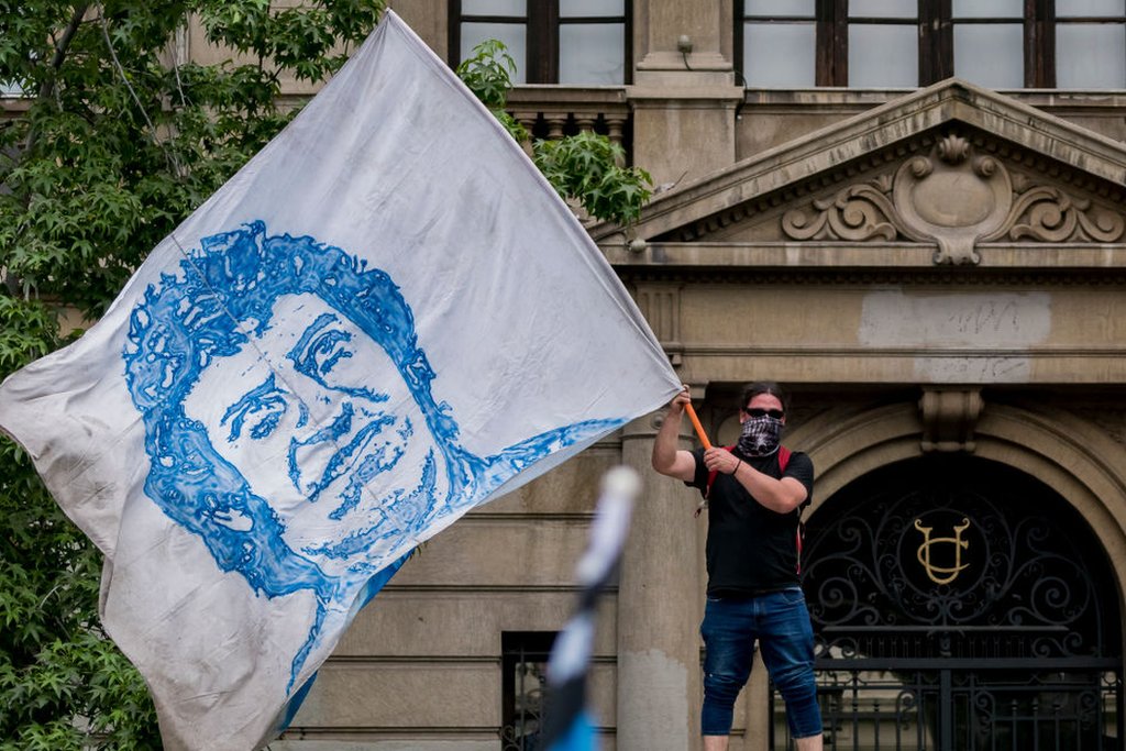 Imagen del cantante Víctor Jara en una bandera durante las manifestaciones ocurridas en Chile en 2019.