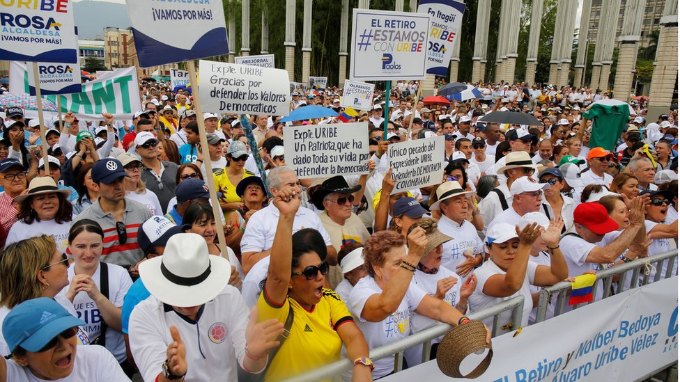 Miles de colombianos salieron este domingo a las calles de varias ciudades para expresar su apoyo a Uribe.