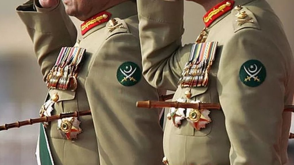 فوج میں ترقیاں: 12 میجر جنرلز کی ایک ساتھ 'غیر معمولی' ترقیاں اہم کیوں ہیں؟  - BBC News اردو