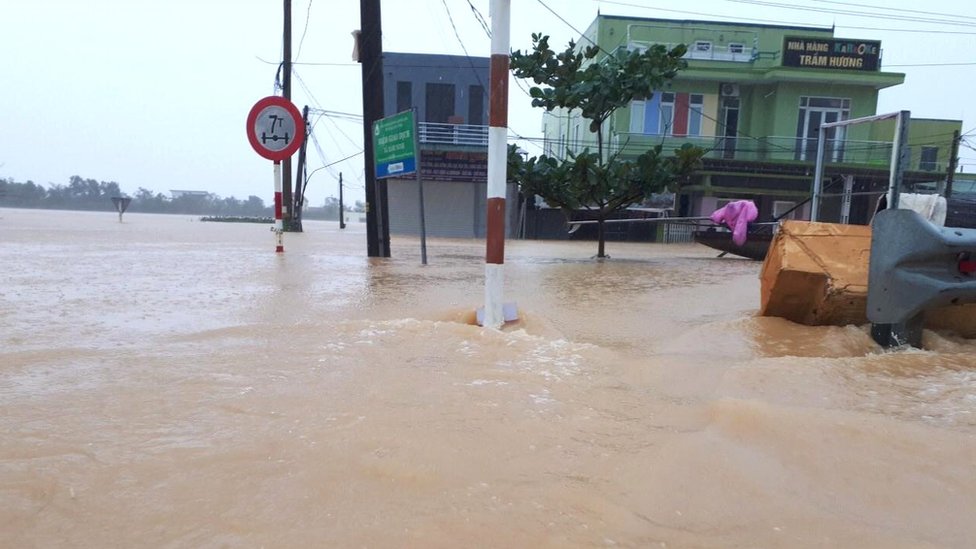 Сильный дождь стал причиной одного из самых сильных наводнений, от которых Вьетнам пострадал за последние десятилетия