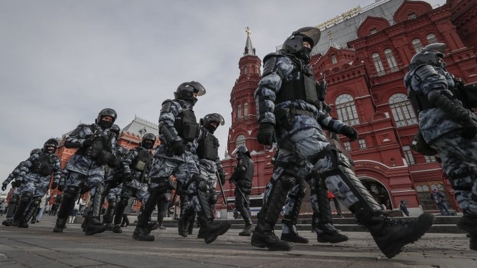 شرطة مكافحة الشغب في مظاهرة في موسكو يوم الأحد