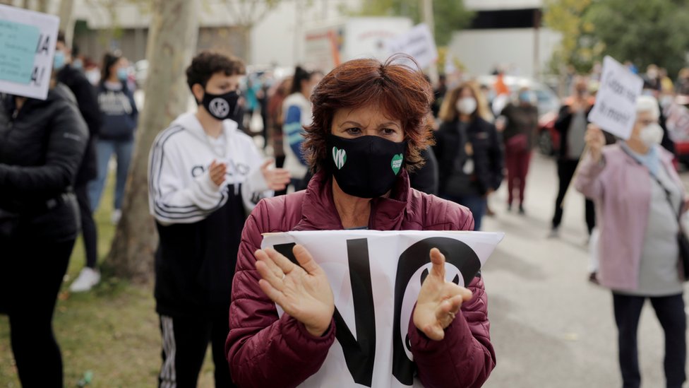 Демонстрант присутствует на акции протеста против мер правительства региона по контролю за распространением коронавирусной болезни (COVID-19) в районе Вальекас в Мадриде, Испания, 4 октября 2020 г.