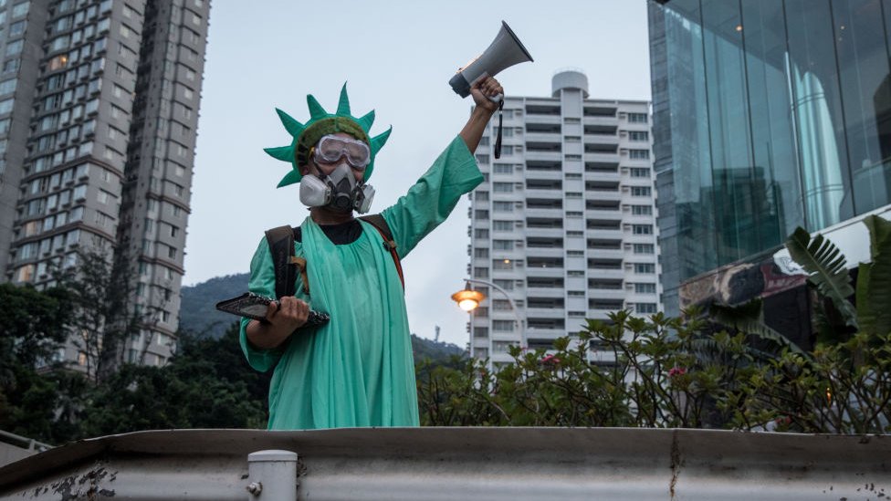 裝扮成自由女神像、敦促美國通過法案的香港示威者