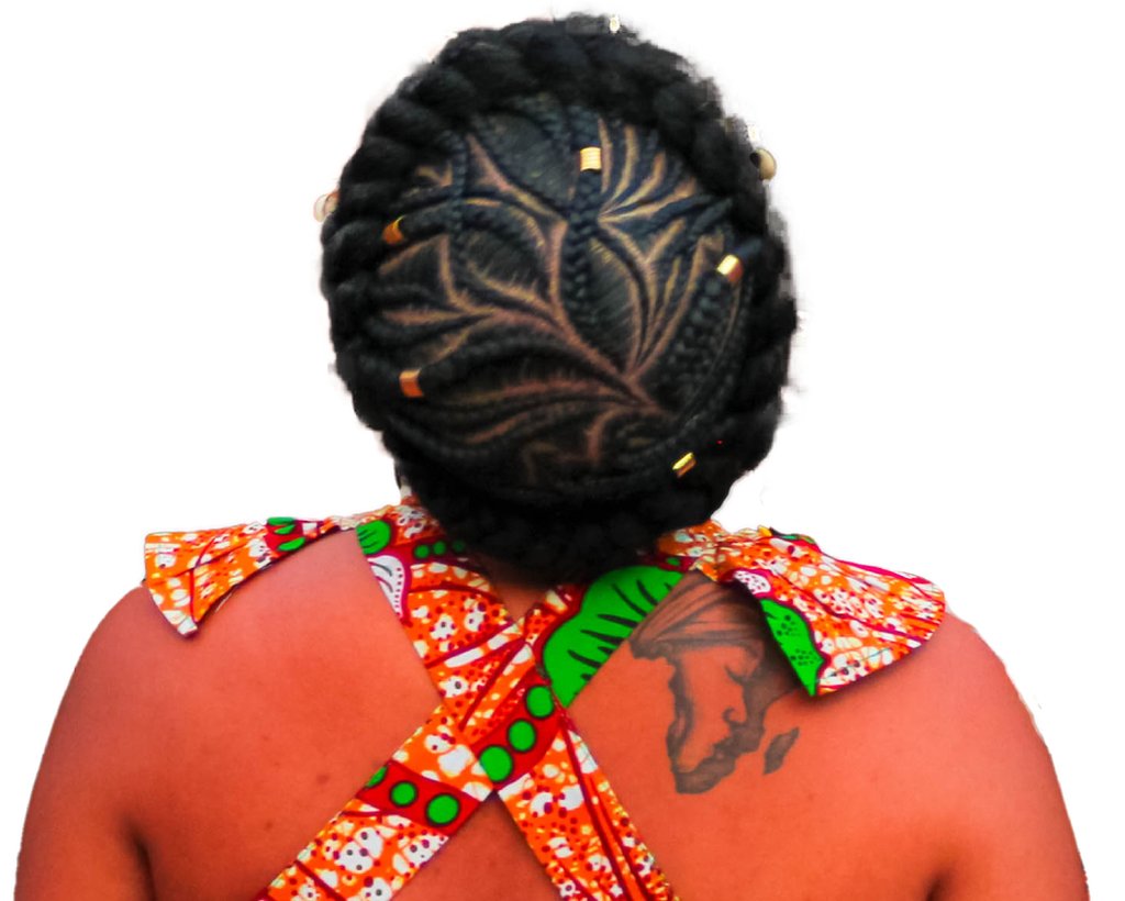 Mujer con peinado de espaldas con tatuaje de África