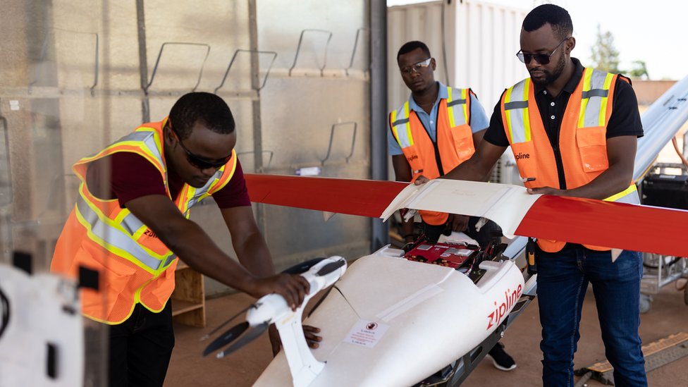 Trojica radnika Ziplajna pripremaju dron za let u Ruandi