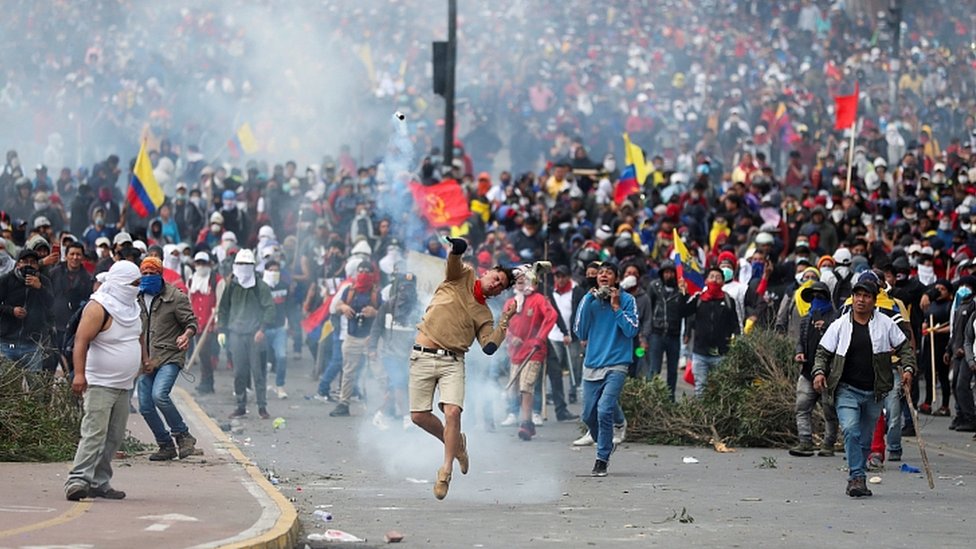 Столкновения демонстрантов с полицейскими в Кито. 8 окт.2019