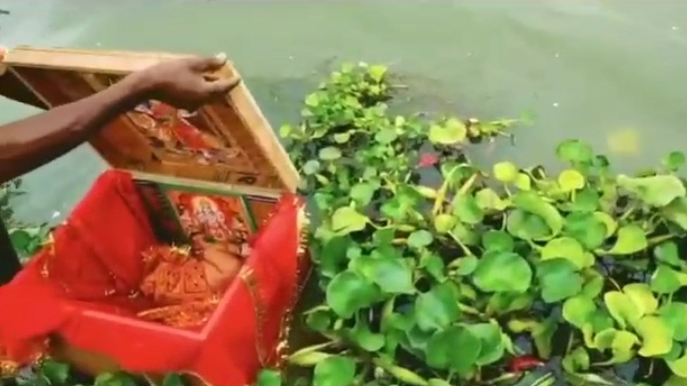 Bayi perempuan di dalam kotak kayu.