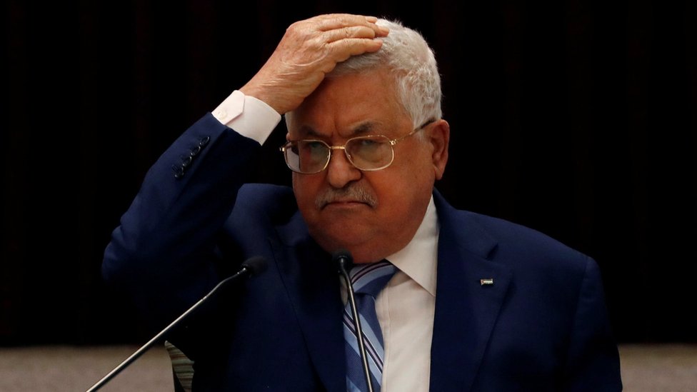 Palestinian Authority President Mahmoud Abbas puts his hand on his head during a meeting of the Palestinian leadership (18 August 2020)