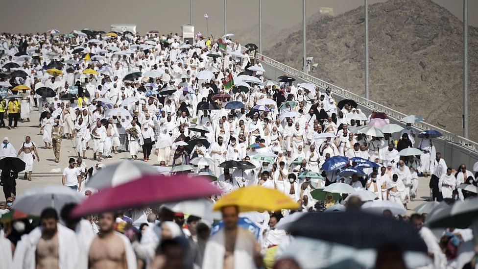 صورة أرشيفية لحجاج يتوجهون لرمي الجمرات