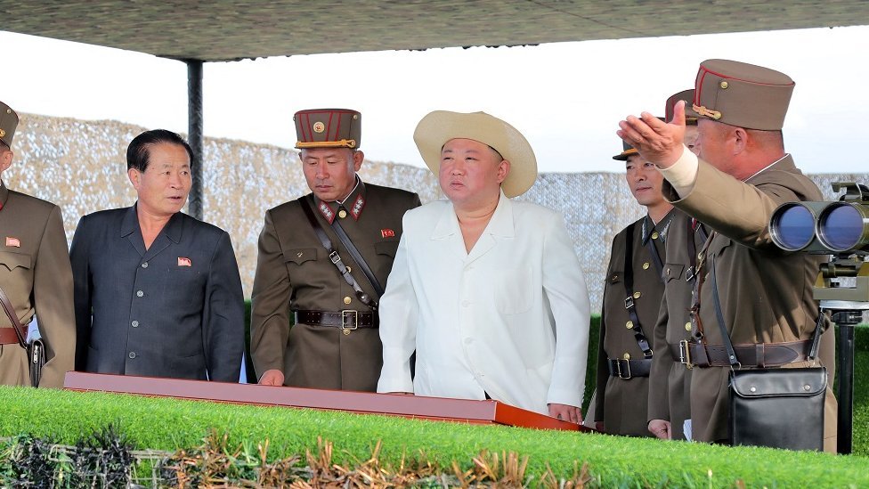 朝鮮人民軍將領向金正恩（中）講解導彈試射（朝中社2022年10月10日發放圖片）
