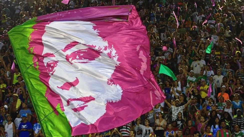 Флаг с изображением убитого члена совета Мариэль Франко во время второй ночи парада карнавала в Рио-де-Жанейро на Самбадроме в Рио-де-Жанейро 5 марта 2019 г.