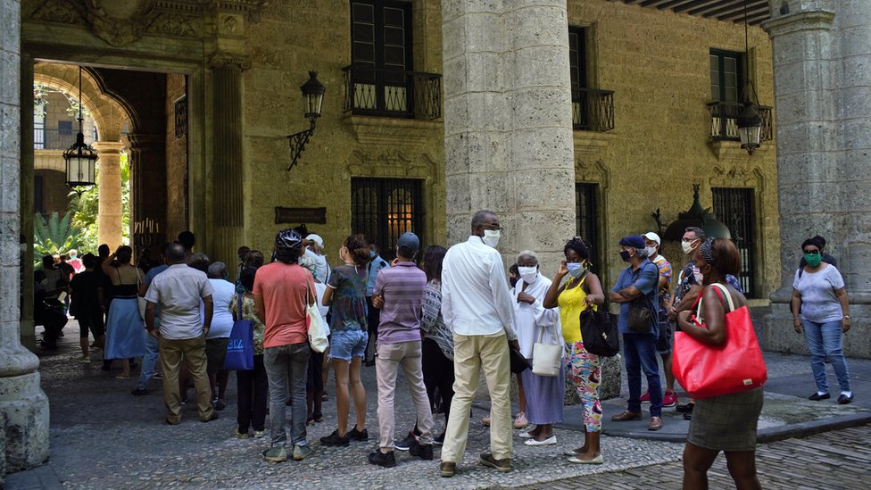 Кубинцы стоят в очереди, чтобы воздать должное и написать в книге соболезнований Эусебио Леаля