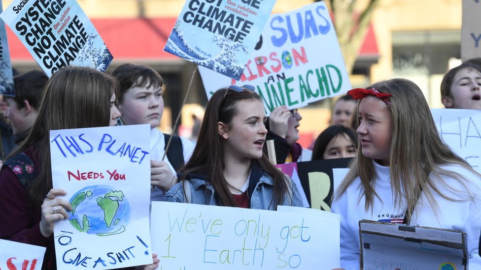 Jóvenes británicos se manifiestan contra el cambio climático.