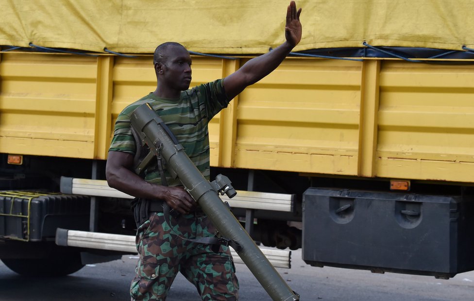 Мятежный солдат патрулирует улицы центрального второго города Кот-д'Ивуара, Буаке, 14 мая 2017 г.
