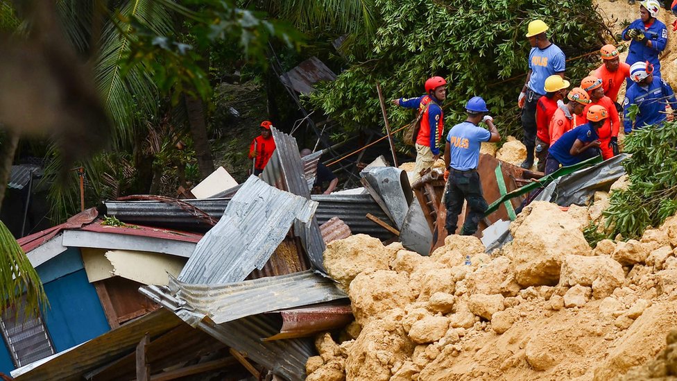 Spasioci kopaju po ruševinama u potrazi za preživelima