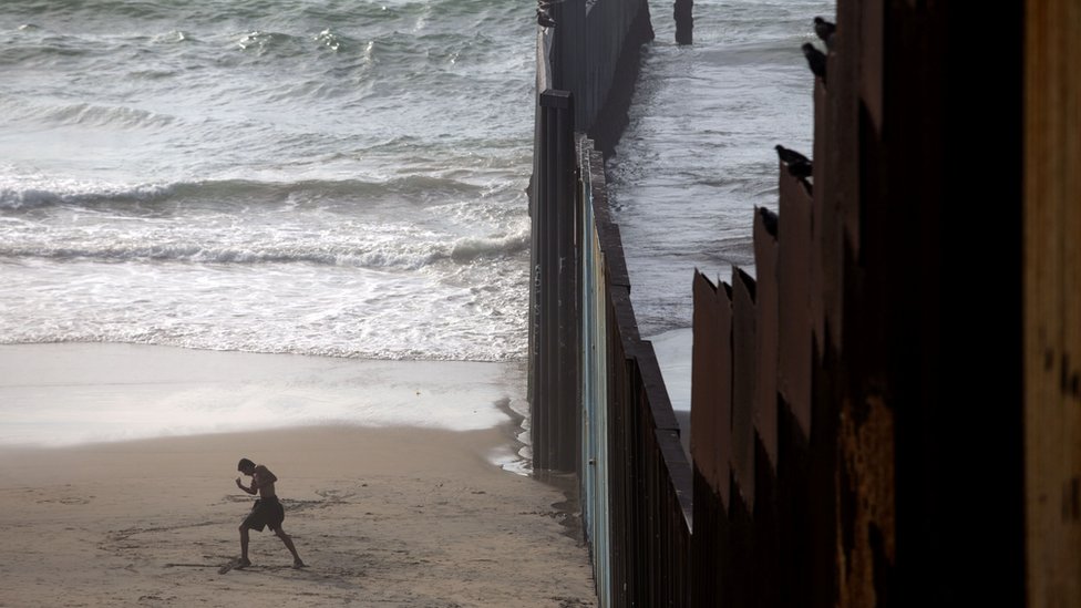 Los muros actuales no cuentan con cámaras. Barrera en la playa de Tijuana