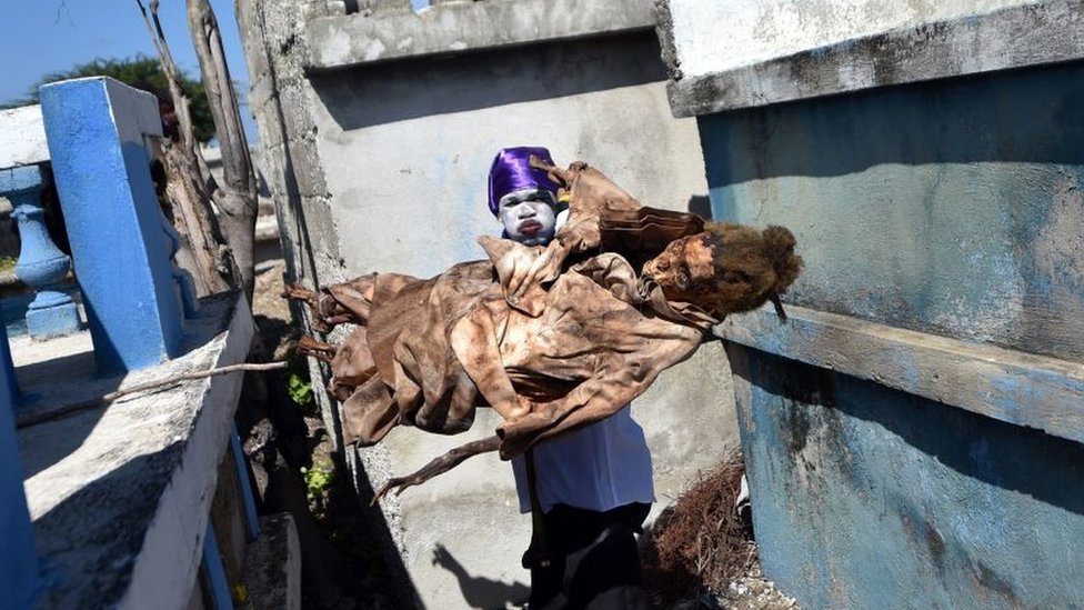 Un cuerpo es exhumado por un sacerdote en una ceremonia de "zombificación". Un cuerpo es exhumado por un sacerdote en una ceremonia de "zombificación"