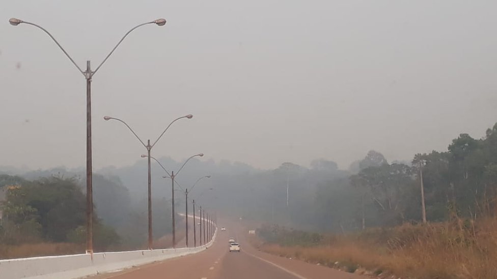 El humo sobre una avenida en Rondônia