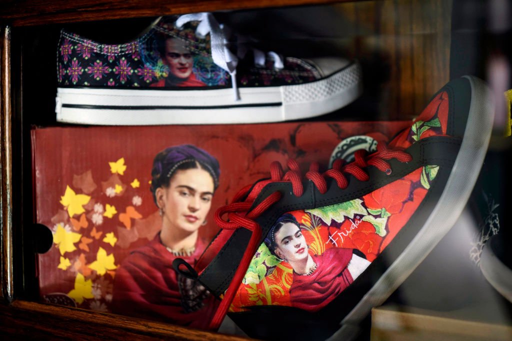 La imagen de Frida Kahlo en unas zapatillas y en una billetera