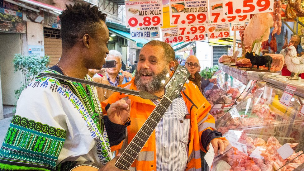 Sänger Chris Obehi wird von Sizilianern in einer Metzgerei in Sizilien kreiert